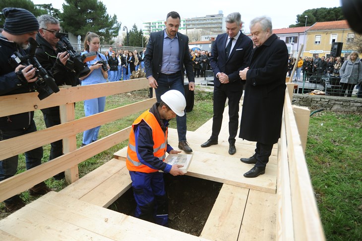 Foto U Puli Postavljen Kamen Temeljac Zamislite Najmoderniju