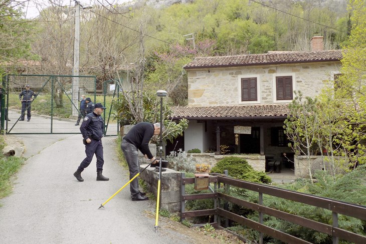 Nakon Metalnih Vrata Slovenija Nastavlja S Ograđivanjem Teritorija Prema Hrvatskoj Geodet Iz Zagreba Stigao U Mline Radi Izmjere I Utvrđivanja Granicne Crte Glas Istre