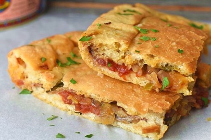 RECEPT DANA: Komiška pogača - jednostavan recept koji spaja najfinije  mediteranske okuse - Glas Istre