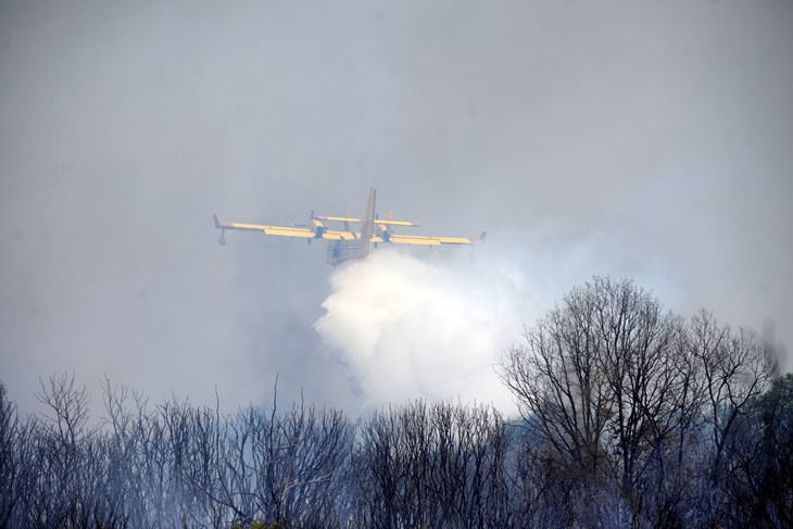 Buknuo požar kod Orbanića: Na terenu 29 vatrogasaca, u pomoć stigao i Air Tractor