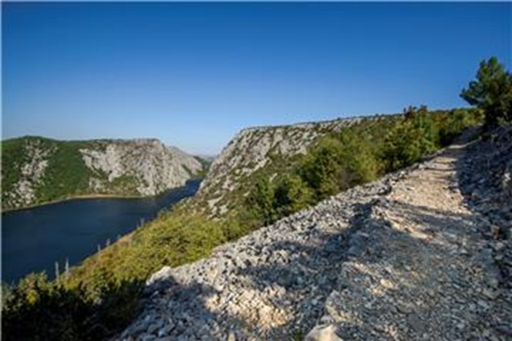 U tijeku pripreme za vađenje oštećene brodice iz Krke, nema ozlijeđenih ...