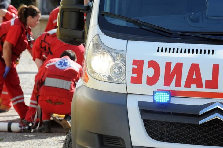 Kod Poreča prešla u suprotni trak i udarila u kamion: Vozačica bez pojasa ispala iz automobila