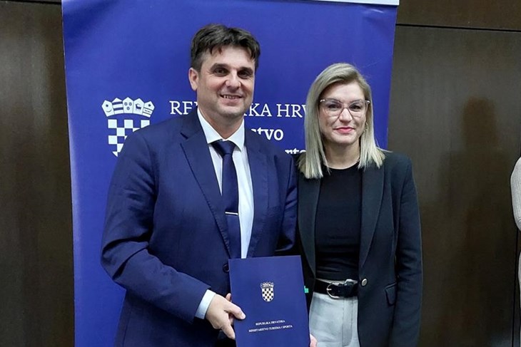 Labinski gradonačelnik i Ministrica Brnjac u Zagrebu potpisali ugovor o ...