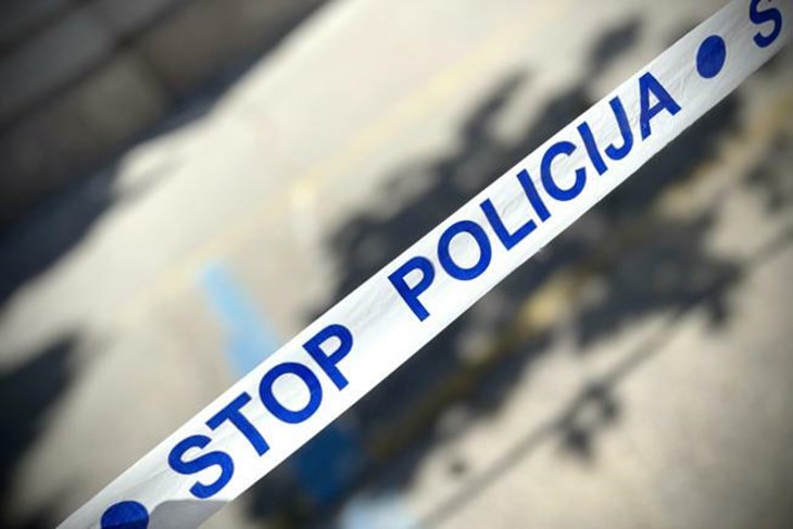 Dvije osobe teško ozlijeđene na parkiralištu, policija traga za napadačem