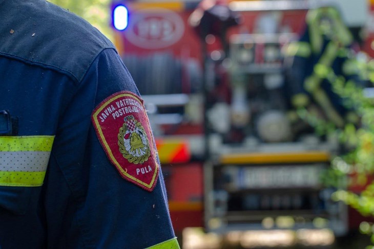 Gori na području Šantamarine, policija i JVP Pula izašli na teren