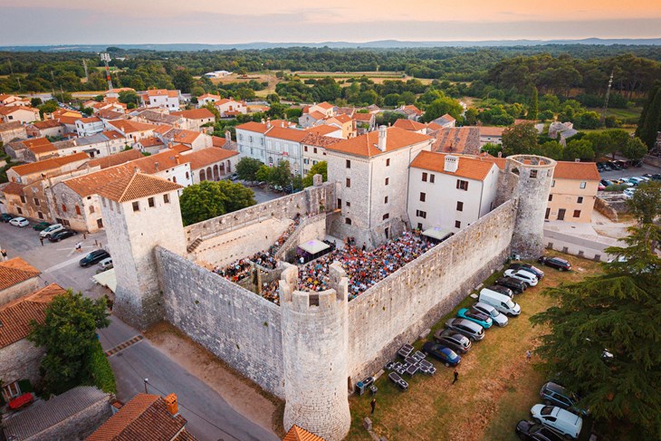 Panč Festival Istra: Dva dana stand-up komedije u Svetvinčentu