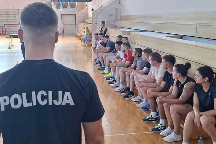 Mateo želi tatinim stopama, Matea sanja interventnu jedinicu. U Puli su prošli prvi veliki test