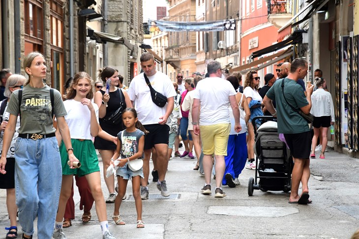 Nudi li centar Pule nešto više od jeftine plastike i fast fooda? Turisti i građani dijele mišljenja
