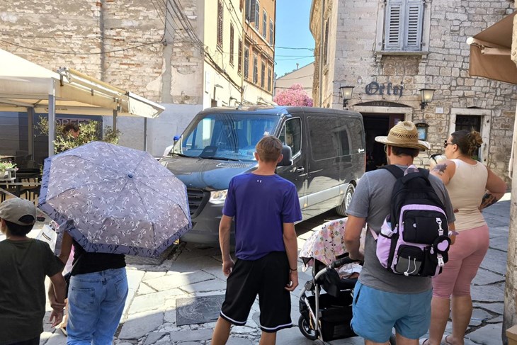 Kad stranci s GPS-om krenu u osvajanje pješačkih zona: Kombijem zamalo stigao na Forum