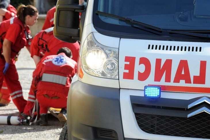 Teretnjak sletio s ceste i prevrnuo se na krov, teško ozlijeđen putnik