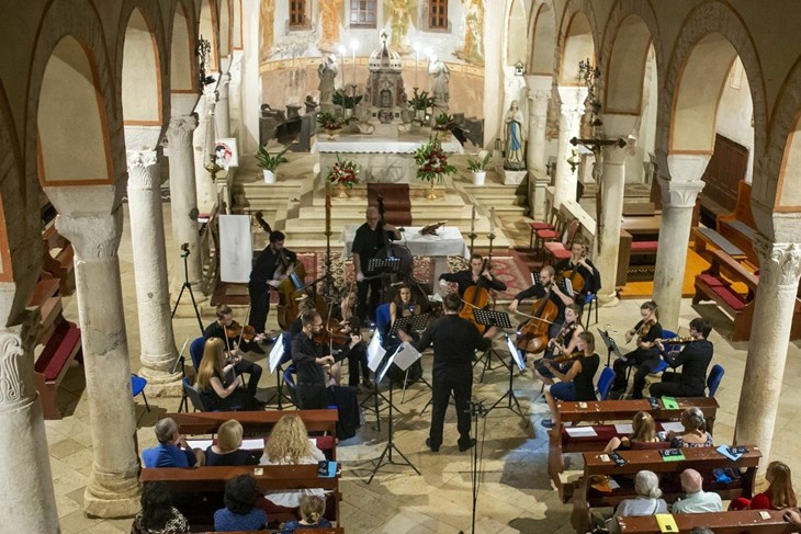 Večeras pod otvorenim nebom Petrapilose svira Istarski komorni orkestar. Program je posvećen Stefanu Roti