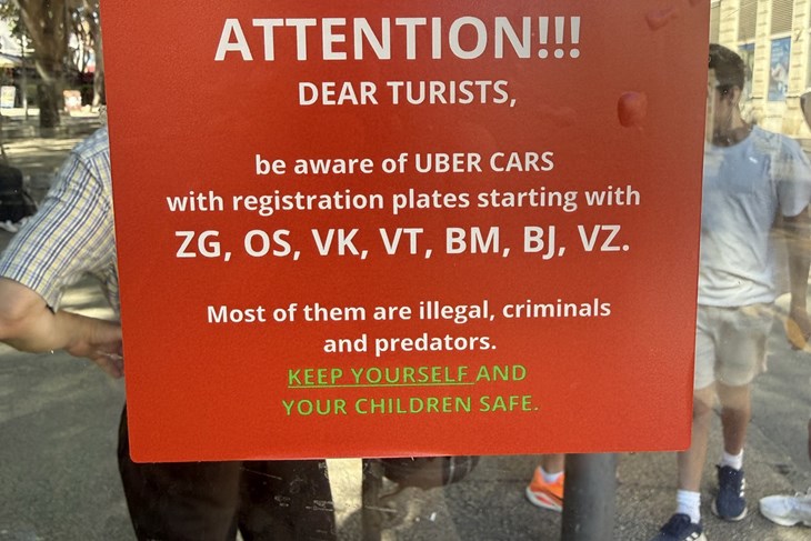 Netko u centru Pule turistima poručuje da paze na Uber vozila s određenim registracijama