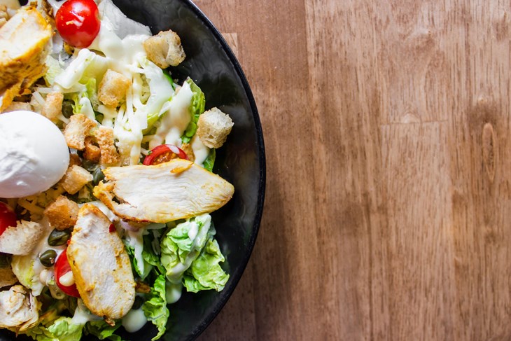 Recept dana: Pileća salata s hrskavim krutonima i kremastim dresingom