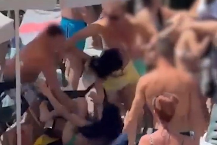 VIDEO / Jedna ležaljka bila je dovoljna da se miran dan na bazenu pretvori u horor