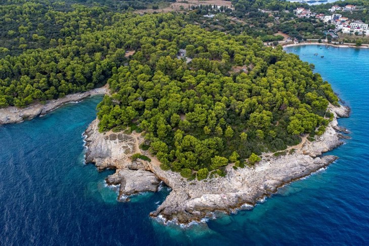 Muškarca napali u šumi iznad Valovina i oteli mu torbicu. Policija traga za počiniteljima