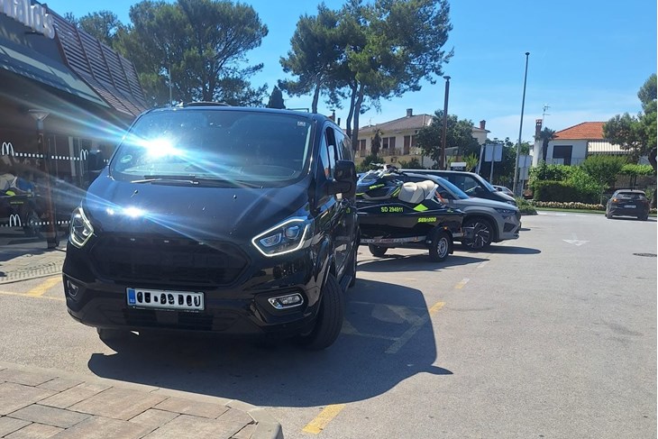 Kombi s jet ski prikolicom 40 minuta blokirao invalidska mjesta kod rovinjskog McDonald'sa