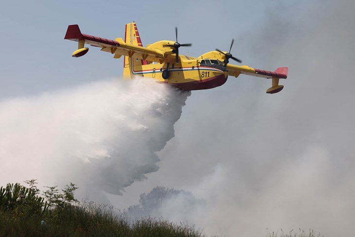 Buknuo veliki požar na Visu: Na terenu 70 vatrogasaca, stigli i kanaderi