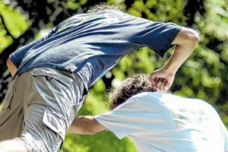 Verbalni sukob prerastao u fizički: Muškarac brutalno napadnut u Medulinu
