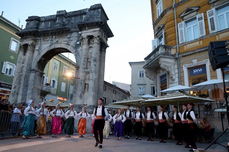 Ljepota narodnih igara uz čaroliju sevdalinke: Održan 21. Festival bošnjačke kulture u Istri