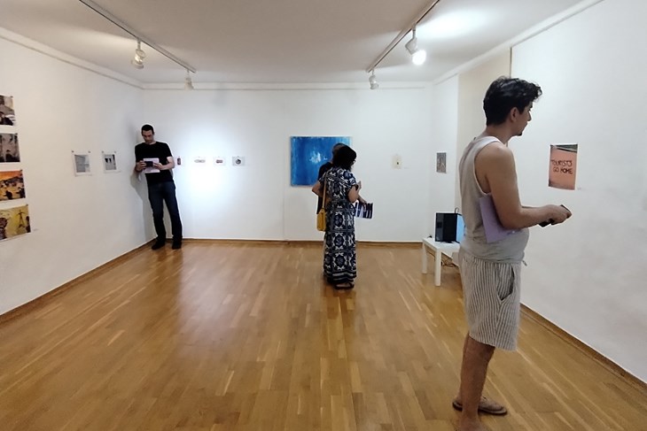 Galerija Fonticus u Grožnjanu otvorila izložbu o turistu, putniku, migrantu i mjestu koje sve to trpi