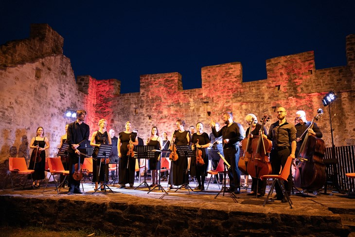 Istarski komorni orkestar otvorio novu sezonu u Petrapilosi, nastavak slijedi u Bujama