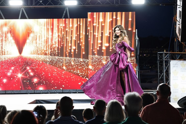 FOTOGALERIJA / Danijela Gračan i Lana Lourdes Rupić prošetale modnom pistom u centru Rovinja