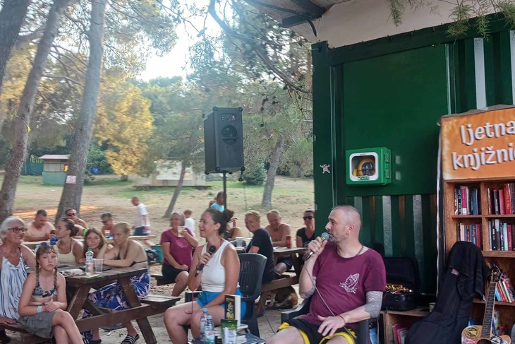 Dubioza Kolektiv otvorila Ljetnu knjižnicu na Fratarskom, Brano predstavio "Moje dubioze"