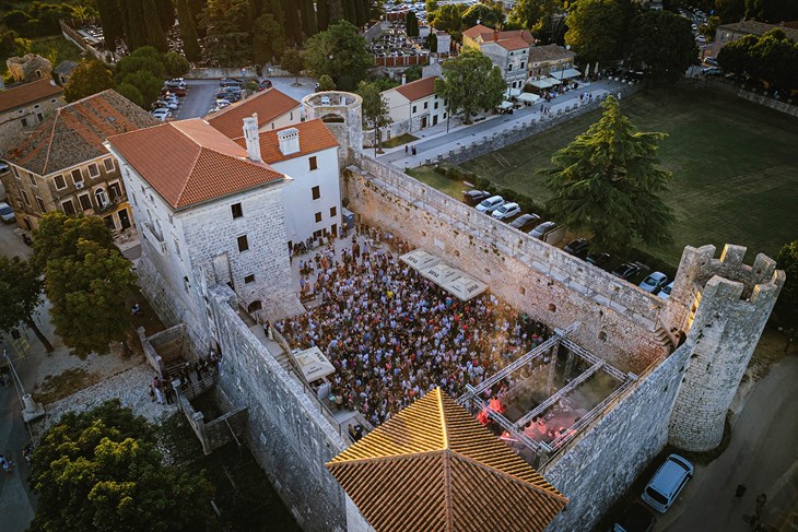 Ljetne glazbene večeri u kaštelu Morosini-Grimani - spoj glazbe, vina i istarskih okusa pod zvijezdama