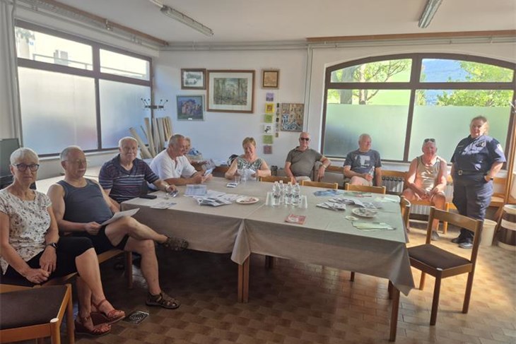 Policija u Buzetu educirala umirovljenike: Kako se zaštititi od brojnih prijevara