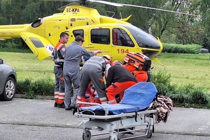Sedam ozlijeđenih nakon sudara: Automobil prešao u suprotnu traku, jedna osoba prevezena helikopterom
