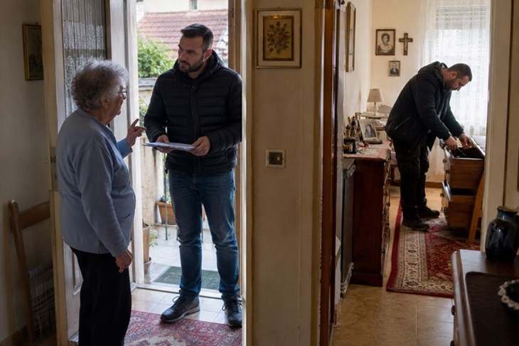 Kod Poreča opljačkana starija žena: Dok je jedan odvlačio pažnju, drugi ukrao novac