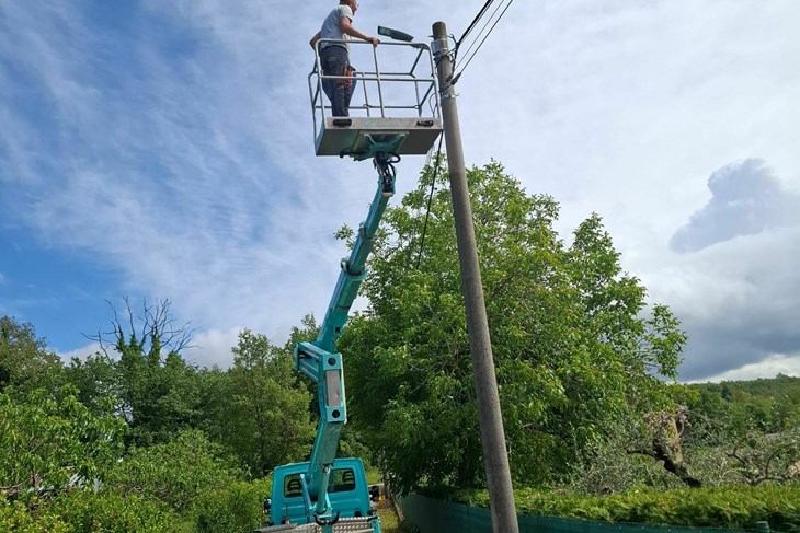 Općina Vižinada nastavlja ulagati u javnu rasvjetu: Montira se LED rasvjeta i postavljaju novi stupovi