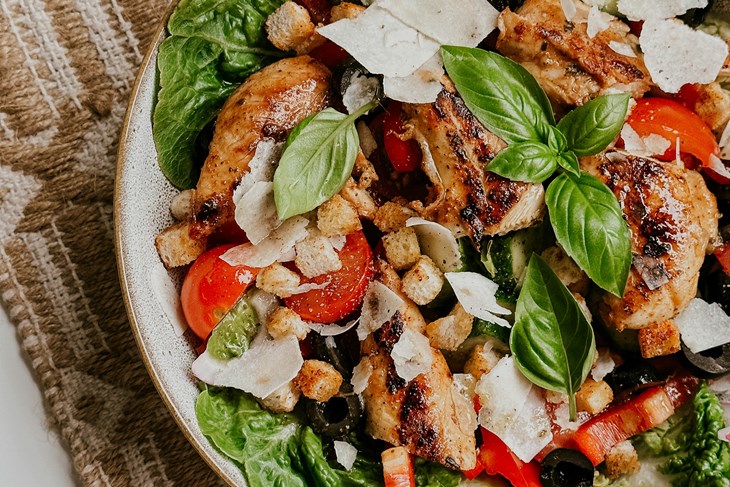 Recept dana: Salata s piletinom, rajčicom, krutonima i parmezanom za lagani ručak koji ipak drži sitost