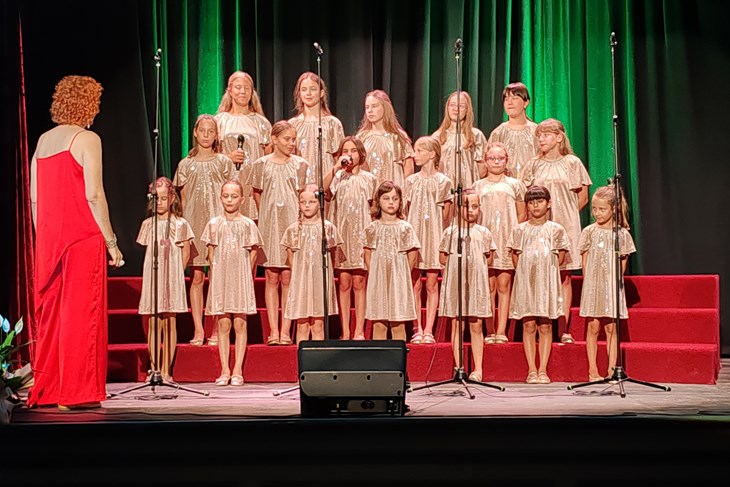 U Teatrinu održan završni koncert Dječjeg zbora Minicantanti. Raspjevani veseli mališani oduševili i rasplesali publiku