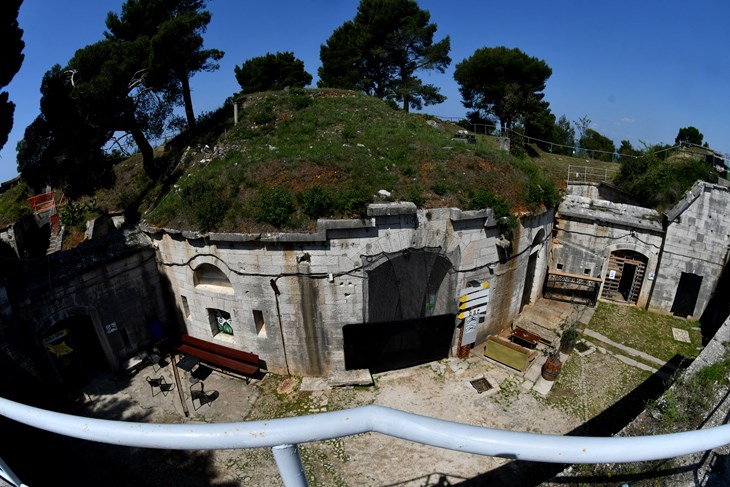 Šestero turista ozlijeđeno nakon urušavanja krova bunkera, dvoje zadržano u bolnici
