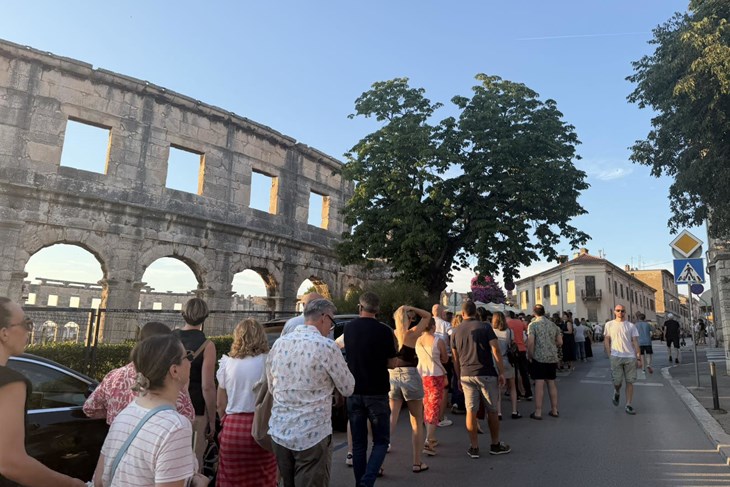 FOTO & VIDEO / Jovanotti večeras pjeva u Puli, pred Arenom se već stvorile velike kolone