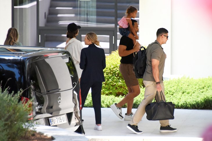 FOTOGALERIJA / John Legend večeras prvi put pjeva u Hrvatskoj, u Pulu je došao s cijelom obitelji
