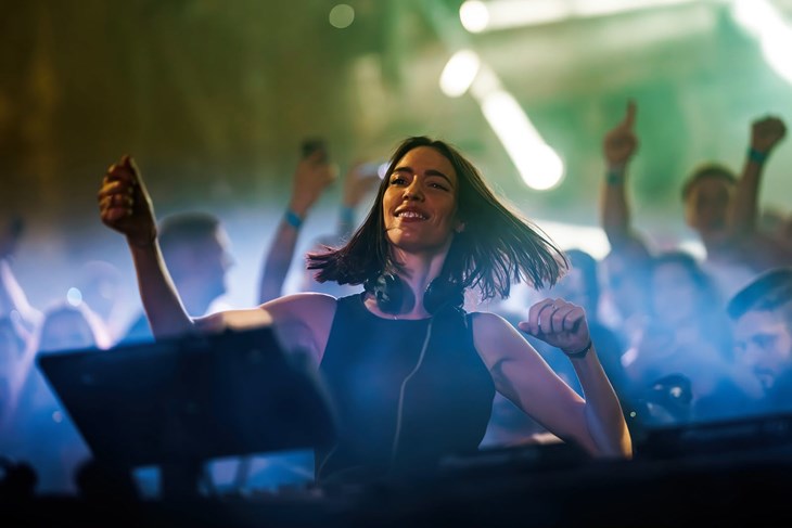FOTOGALERIJA / Cave Romane u znaku techna i Matrix vizuala. Pogledajte atmosferu s nastupa Amelie Lens