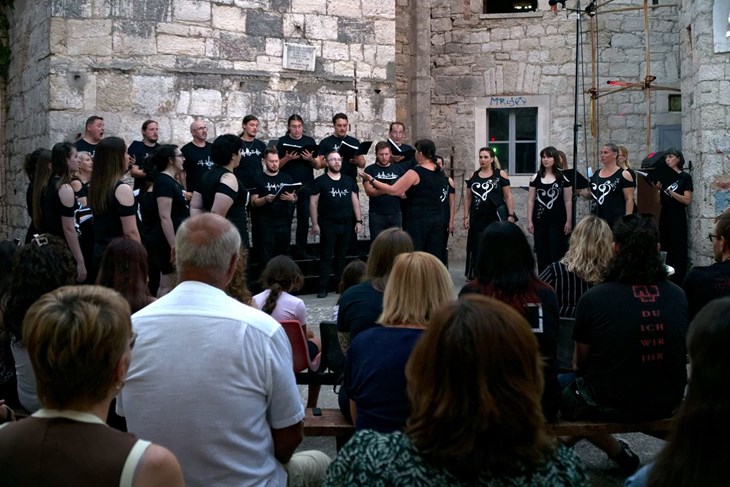 "Odjeci glazbe" mješovitog zbora Cantus PoPuli: Cjelovečernji koncert oduševio publiku