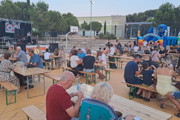 VIDEO / Fešta na igralištu OŠ Veli Vrh: Glazba, zabava i "Toć od pedoć"