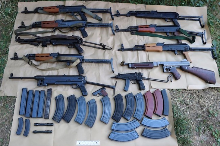 FOTO / Građani preko aplikacije prijavili 78-godišnjaka, policija mu našla pravi arsenal