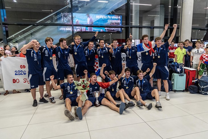 Obitelji i navijači dočekali hrvatske U18 vaterpoliste nakon velikog trijumfa