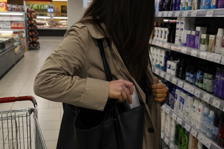 Slovenski duo osumnjičen za krađu parfema po Istri od Umaga do Pazina