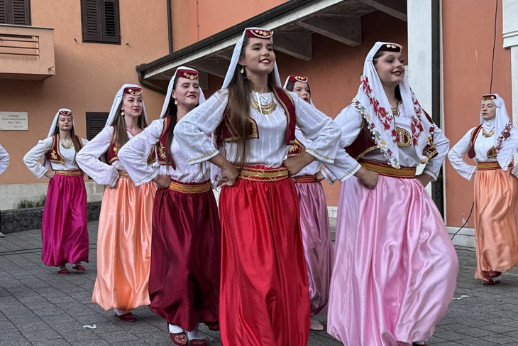 FOTO / Buzet ugostio manifestaciju "Običaji starog zavičaja Bošnjaka" uz pjesmu, ples i narodne nošnje