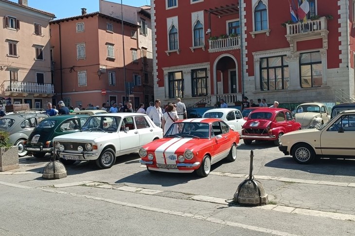 Oldtimeri vozili trasom od Vodnjana preko Barbana do Pule, sudjelovala i poznata lica