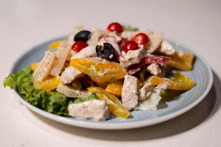 Recept dana: Osvježavajuća pileća salata s jogurtom i hrskavim povrćem