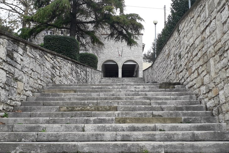 Osamnaestogodišnjak sakrio hašiš i vagu u kameni zid pa pokušao pobjeći policiji