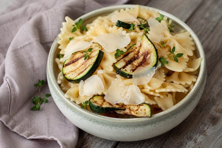 Recept dana: Carbonara s grilanim tikvicama i pecorinom