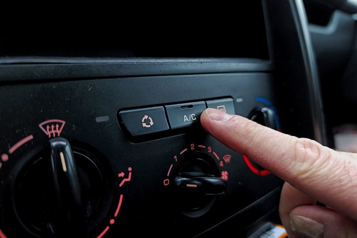 Klimu odmah na maksimum? Stručnjaci otkrilli kako učinkovito rashladiti vreli automobil