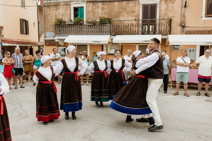 FOTO / U Brtonigli se vraćaju žetvene svečanosti, posjetitelje čeka večer domaćih okusa i folklora